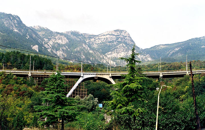 Мост через реку Авунда